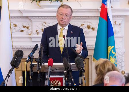 (180405) -- LONDRES, le 5 avril 2018 -- l'ambassadeur de Russie au Royaume-Uni Alexander Yakovenko prononce une conférence de presse à la résidence de l'ambassadeur de Russie à Londres, en Grande-Bretagne, le 5 avril 2018. L'ambassadeur russe au Royaume-Uni Alexander Yakovenko a affirmé jeudi que la communauté internationale n'est pas disposée à s'associer au Royaume-Uni et aux États-Unis sur l'empoisonnement de Sergei Skripal après que la proposition russe d'une enquête conjointe sur l'affaire a été rejetée à un réunion de l ' Organisation pour l ' interdiction des armes chimiques (OIAC) mercredi. ) ROYAUME-UNI-LONDRES-AMBASSADEUR DE RUSSIE-P. Banque D'Images