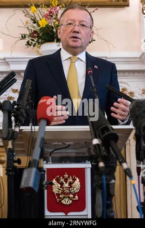 (180405) -- LONDRES, le 5 avril 2018 -- l'ambassadeur de Russie au Royaume-Uni Alexander Yakovenko prononce une conférence de presse à la résidence de l'ambassadeur de Russie à Londres, en Grande-Bretagne, le 5 avril 2018. L'ambassadeur russe au Royaume-Uni Alexander Yakovenko a affirmé jeudi que la communauté internationale n'est pas disposée à s'associer au Royaume-Uni et aux États-Unis sur l'empoisonnement de Sergei Skripal après que la proposition russe d'une enquête conjointe sur l'affaire a été rejetée à un réunion de l ' Organisation pour l ' interdiction des armes chimiques (OIAC) mercredi. ) ROYAUME-UNI-LONDRES-AMBASSADEUR DE RUSSIE-P. Banque D'Images