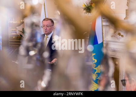 (180405) -- LONDRES, le 5 avril 2018 -- l'ambassadeur de Russie au Royaume-Uni Alexander Yakovenko prononce une conférence de presse à la résidence de l'ambassadeur de Russie à Londres, en Grande-Bretagne, le 5 avril 2018. L'ambassadeur russe au Royaume-Uni Alexander Yakovenko a affirmé jeudi que la communauté internationale n'est pas disposée à s'associer au Royaume-Uni et aux États-Unis sur l'empoisonnement de Sergei Skripal après que la proposition russe d'une enquête conjointe sur l'affaire a été rejetée à un réunion de l ' Organisation pour l ' interdiction des armes chimiques (OIAC) mercredi. ) ROYAUME-UNI-LONDRES-AMBASSADEUR DE RUSSIE-P. Banque D'Images