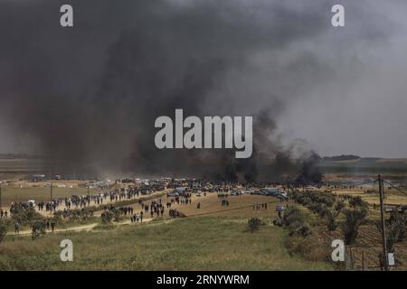 (180406) -- GAZA, 6 avril 2018 -- des manifestants palestiniens affrontent les troupes israéliennes à la frontière Gaza-Israël, à l'est de la ville de Gaza, le 6 avril 2018. Le nombre de morts de la confrontation en cours entre les manifestants palestiniens et les soldats israéliens a augmenté à trois le long des frontières Gaza-Israël, des sources médicales ont déclaré vendredi. (psw) MIDEAST-GAZA-AFFRONTEMENTS WissamxNassar PUBLICATIONxNOTxINxCHN Banque D'Images