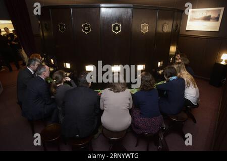 (180406) -- VARSOVIE, 6 avril 2018 -- les visiteurs regardent des photographies dans une Kaiserpanoramathe au musée Fotoplastikon à Varsovie, Pologne, le 5 avril 2018. Le Kaiserpanorama est un moyen de divertissement stéréoscopique utilisé au 19e et au début du 20e siècle.) (zf) POLOGNE-MUSÉE DE VARSOVIE-KAISERPANORAMA JaapxArriens PUBLICATIONxNOTxINxCHN Banque D'Images