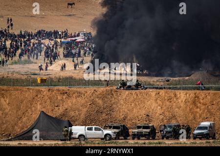 (180406) -- NAHAL Oz, 6 avril 2018 -- des Palestiniens manifestent le long de la barrière entre Gaza et Israël près de Nahal Oz, le 6 avril 2018. Huit Palestiniens ont été tués et 1 070 autres blessés vendredi au cours d'une journée d'affrontements sanglants entre des centaines de manifestants palestiniens et des soldats israéliens à la frontière entre Israël et la bande de Gaza, ont déclaré les médecins. ISRAËL-GAZA-FRONTIÈRE-NAHAL OZ-AFFRONTEMENTS JINI PUBLICATIONXNOTXINXCHN Banque D'Images