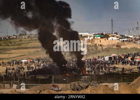 (180406) -- NAHAL Oz, 6 avril 2018 -- des Palestiniens manifestent le long de la barrière entre Gaza et Israël près de Nahal Oz, le 6 avril 2018. Huit Palestiniens ont été tués et 1 070 autres blessés vendredi au cours d'une journée d'affrontements sanglants entre des centaines de manifestants palestiniens et des soldats israéliens à la frontière entre Israël et la bande de Gaza, ont déclaré les médecins. ISRAËL-GAZA-FRONTIÈRE-NAHAL OZ-AFFRONTEMENTS JINI PUBLICATIONXNOTXINXCHN Banque D'Images