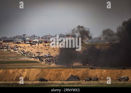 (180406) -- NAHAL Oz, 6 avril 2018 -- des Palestiniens manifestent le long de la barrière entre Gaza et Israël près de Nahal Oz, le 6 avril 2018. Huit Palestiniens ont été tués et 1 070 autres blessés vendredi au cours d'une journée d'affrontements sanglants entre des centaines de manifestants palestiniens et des soldats israéliens à la frontière entre Israël et la bande de Gaza, ont déclaré les médecins. ISRAËL-GAZA-FRONTIÈRE-NAHAL OZ-AFFRONTEMENTS JINI PUBLICATIONXNOTXINXCHN Banque D'Images