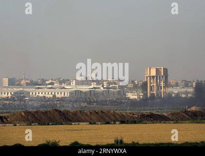 (180406) -- NAHAL Oz, 6 avril 2018 -- des Palestiniens manifestent le long de la barrière entre Gaza et Israël près de Nahal Oz, le 6 avril 2018. Huit Palestiniens ont été tués et 1 070 autres blessés vendredi au cours d'une journée d'affrontements sanglants entre des centaines de manifestants palestiniens et des soldats israéliens à la frontière entre Israël et la bande de Gaza, ont déclaré les médecins. ISRAËL-GAZA-FRONTIÈRE-NAHAL OZ-AFFRONTEMENTS DUXZHEN PUBLICATIONXNOTXINXCHN Banque D'Images