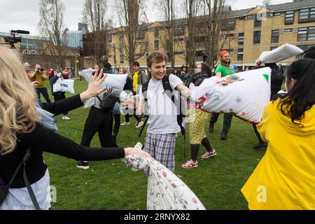 (180407) -- LONDRES, le 7 avril 2018 -- les gens s'amusent à participer à la Journée internationale de lutte contre l'oreiller 2018 à Londres, Grande-Bretagne, le 7 avril 2018.) (psw) GRANDE-BRETAGNE-LONDRES-JOURNÉE INTERNATIONALE DE LUTTE CONTRE L'OREILLER RayxTang PUBLICATIONxNOTxINxCHN Banque D'Images