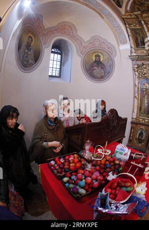 (180408) -- SVILAJNAC (SERBIE), 8 avril 2018 -- des œufs de Pâques sont exposés et partagés avec des fidèles lors d'une messe de Pâques dans l'église St Nikola de la ville de Svilajnac, dans l'est de la Serbie, le 8 avril 2018.) (Zxj) SERBIE-SVILAJNAC-MESSE DE PÂQUES PredragxMilosavljevic PUBLICATIONxNOTxINxCHN Banque D'Images