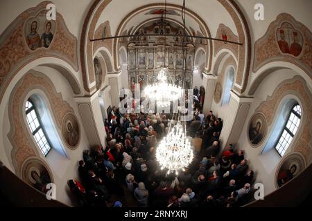 (180408) -- SVILAJNAC (SERBIE), 8 avril 2018 -- des orthodoxes serbes assistent à une messe de Pâques dans l'église St Nikola de la ville de Svilajnac, dans l'est de la Serbie, le 8 avril 2018.) (Zxj) SERBIE-SVILAJNAC-MESSE DE PÂQUES PredragxMilosavljevic PUBLICATIONxNOTxINxCHN Banque D'Images