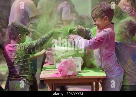 (180408) -- LA VALETTE, le 8 avril 2018 -- les enfants célèbrent le festival Holi, la fête indienne des couleurs, à Hamrun, Malte, le 8 avril 2018. Les gens de la communauté indienne et maltaise ici le dimanche a célébré le festival Holi, qui annonce l'arrivée du printemps et la fin de l'hiver.) MALTA-HAMRUN-HOLI FESTIVAL MarkxZammitxCordina PUBLICATIONxNOTxINxCHN Banque D'Images