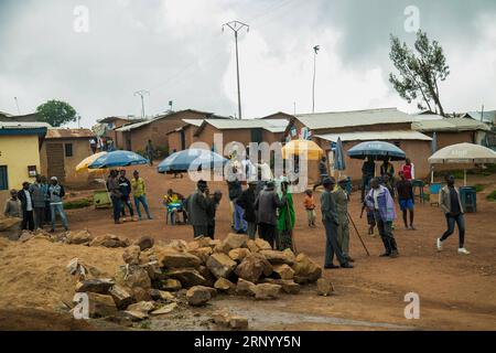 (180409) -- GICUMBI, 9 avril 2018 -- les gens discutent dans le camp de réfugiés de Gihembe, dans le district de Gicumbi, au nord du Rwanda, le 8 avril 2018. Le Haut Commissaire des Nations Unies pour les réfugiés Filippo grandi a promis dimanche de trouver des moyens de résoudre les problèmes alimentaires auxquels sont confrontés les réfugiés congolais au Rwanda en s’engageant avec d’autres partenaires. RWANDA-GICUMBI-CAMP DE RÉFUGIÉS-UN OFFICIEL STRINGER PUBLICATIONXNOTXINXCHN Banque D'Images