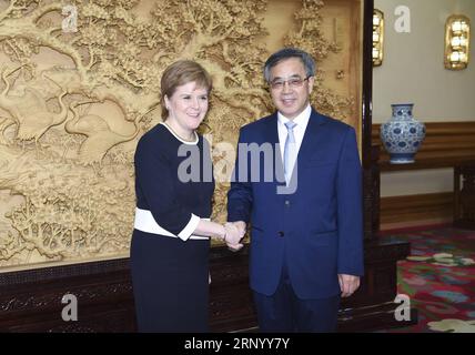 (180409) -- BEIJING, le 9 avril 2018 -- le vice-premier ministre chinois Hu Chunhua (à droite) rencontre le premier ministre écossais Nicola Sturgeon à Beijing, capitale de la Chine, le 9 avril 2018.) (ZKR) CHINE-BEIJING-HU CHUNHUA-PREMIÈRE RÉUNION DES MINISTRES ÉCOSSAIS (CN) GAOXJIE PUBLICATIONXNOTXINXCHN Banque D'Images