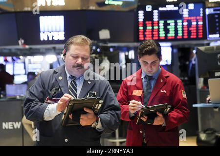 (180409) -- NEW YORK, le 9 avril 2018 -- les commerçants travaillent à la Bourse de New York à New York, aux États-Unis, le 9 avril 2018. Les actions américaines ont ouvert à la hausse lundi après que le président américain Donald Trump est apparu pour adoucir son ton sur les relations commerciales sino-américaines. )(srb) U.S.-NEW YORK-STOCKS WangxYing PUBLICATIONxNOTxINxCHN Banque D'Images