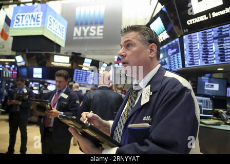 (180409) -- NEW YORK, le 9 avril 2018 -- les commerçants travaillent à la Bourse de New York à New York, aux États-Unis, le 9 avril 2018. Les actions américaines ont ouvert à la hausse lundi après que le président américain Donald Trump est apparu pour adoucir son ton sur les relations commerciales sino-américaines. )(srb) U.S.-NEW YORK-STOCKS WangxYing PUBLICATIONxNOTxINxCHN Banque D'Images