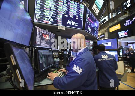 (180409) -- NEW YORK, le 9 avril 2018 -- les commerçants travaillent à la Bourse de New York à New York, aux États-Unis, le 9 avril 2018. Les actions américaines ont ouvert à la hausse lundi après que le président américain Donald Trump est apparu pour adoucir son ton sur les relations commerciales sino-américaines. )(srb) U.S.-NEW YORK-STOCKS WangxYing PUBLICATIONxNOTxINxCHN Banque D'Images