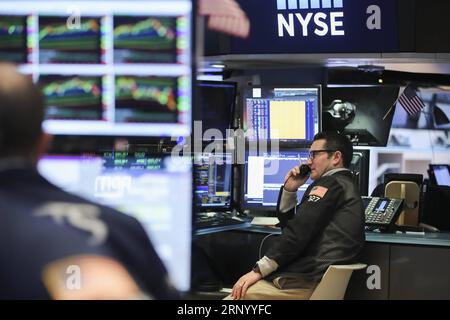 (180409) -- NEW YORK, le 9 avril 2018 -- les commerçants travaillent à la Bourse de New York à New York, aux États-Unis, le 9 avril 2018. Les actions américaines ont clôturé en hausse lundi. Le Dow a augmenté de 0,19% à 23 979,10, et le S&P 500 a augmenté de 0,33% à 2 613,16, tandis que le Nasdaq a augmenté de 0,51% à 6 950,34. ) U.S.-NEW YORK-STOCKS WangxYing PUBLICATIONxNOTxINxCHN Banque D'Images