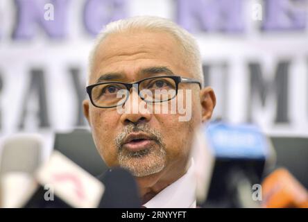 (180410) -- KUALA LUMPUR, le 10 avril 2018 -- Mohd Hashim bin Abdullah, président de la commission électorale de Malaisie, prononce une conférence de presse à Putrajaya le 10 avril 2018. La Malaisie tiendra des élections générales le 9 mai, a déclaré la Commission électorale mardi, quelques jours après que le Premier ministre Najib Razak ait annoncé la dissolution du Parlement. Chong Voon Chung) (ybg) MALAISIE-KUALA LUMPUR-ELECTIONS GÉNÉRALES-CALENDRIER ZhuxWei PUBLICATIONxNOTxINxCHN Banque D'Images