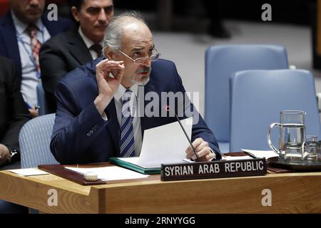 (180409) -- NATIONS UNIES, 9 avril 2018 -- l'ambassadeur de Syrie auprès des Nations Unies, Bachar Ja afari (front), s'adresse à la réunion du Conseil de sécurité des Nations Unies sur la situation en Syrie, au siège des Nations Unies à New York, le 9 avril 2018. Le Conseil de sécurité a tenu une session d ' urgence sur la situation en Syrie, en particulier après avoir signalé l ' emploi d ' armes chimiques au cours du week-end à Douma, tenue par les rebelles, près de Damas, la capitale. ONU-CONSEIL DE SÉCURITÉ-SESSION D'URGENCE-SYRIE LIXMUZI PUBLICATIONXNOTXINXCHN Banque D'Images