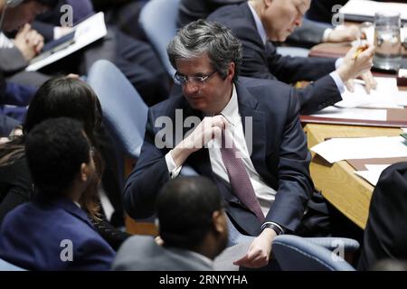 (180409) -- NATIONS UNIES, 9 avril 2018 -- l'ambassadeur de France aux Nations Unies, François Delattre (R), s'entretient avec sa délégation lors de la réunion du Conseil de sécurité des Nations Unies sur la situation en Syrie au siège des Nations Unies à New York, le 9 avril 2018. Le Conseil de sécurité a tenu une session d ' urgence sur la situation en Syrie, en particulier après avoir signalé l ' emploi d ' armes chimiques au cours du week-end à Douma, tenue par les rebelles, près de Damas, la capitale. ONU-CONSEIL DE SÉCURITÉ-SYRIE LixMuzi PUBLICATIONxNOTxINxCHN Banque D'Images