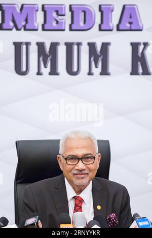 (180410) -- KUALA LUMPUR, le 10 avril 2018 -- Mohd Hashim bin Abdullah, président de la commission électorale de Malaisie, assiste à une conférence de presse à Putrajaya le 10 avril 2018. La Malaisie tiendra des élections générales le 9 mai, a déclaré la Commission électorale mardi, quelques jours après que le Premier ministre Najib Razak ait annoncé la dissolution du Parlement. (Ybg) MALAISIE-KUALA LUMPUR-ELECTIONS GÉNÉRALES-CALENDRIER ZhuxWei PUBLICATIONxNOTxINxCHN Banque D'Images