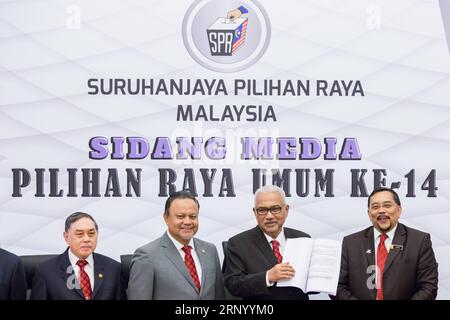 (180410) -- KUALA LUMPUR, le 10 avril 2018 -- Mohd Hashim bin Abdullah (2e R), président de la commission électorale de Malaisie, assiste à une conférence de presse à Putrajaya le 10 avril 2018. La Malaisie tiendra des élections générales le 9 mai, a déclaré la Commission électorale mardi, quelques jours après que le Premier ministre Najib Razak ait annoncé la dissolution du Parlement. (Ybg) MALAISIE-KUALA LUMPUR-ELECTIONS GÉNÉRALES-CALENDRIER ZhuxWei PUBLICATIONxNOTxINxCHN Banque D'Images