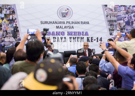 (180410) -- KUALA LUMPUR, le 10 avril 2018 -- Mohd Hashim bin Abdullah, président de la commission électorale de Malaisie, assiste à une conférence de presse à Putrajaya le 10 avril 2018. La Malaisie tiendra des élections générales le 9 mai, a déclaré la Commission électorale mardi, quelques jours après que le Premier ministre Najib Razak ait annoncé la dissolution du Parlement. (Ybg) MALAISIE-KUALA LUMPUR-ELECTIONS GÉNÉRALES-CALENDRIER ZhuxWei PUBLICATIONxNOTxINxCHN Banque D'Images