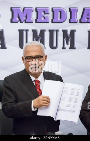 (180410) -- KUALA LUMPUR, le 10 avril 2018 -- Mohd Hashim bin Abdullah, président de la commission électorale de Malaisie, assiste à une conférence de presse à Putrajaya le 10 avril 2018. La Malaisie tiendra des élections générales le 9 mai, a déclaré la Commission électorale mardi, quelques jours après que le Premier ministre Najib Razak ait annoncé la dissolution du Parlement. (Ybg) MALAISIE-KUALA LUMPUR-ELECTIONS GÉNÉRALES-CALENDRIER ZhuxWei PUBLICATIONxNOTxINxCHN Banque D'Images