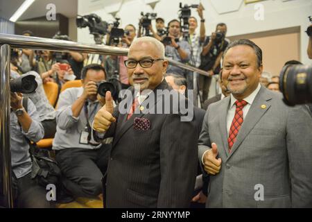 (180410) -- KUALA LUMPUR, le 10 avril 2018 -- Mohd Hashim bin Abdullah (à gauche), président de la commission électorale de Malaisie, assiste à une conférence de presse à Putrajaya le 10 avril 2018. La Malaisie tiendra des élections générales le 9 mai, a déclaré la Commission électorale mardi, quelques jours après que le Premier ministre Najib Razak ait annoncé la dissolution du Parlement. (Ybg) MALAISIE-KUALA LUMPUR-ELECTIONS GÉNÉRALES-CALENDRIER ChongxVoonxChung PUBLICATIONxNOTxINxCHN Banque D'Images