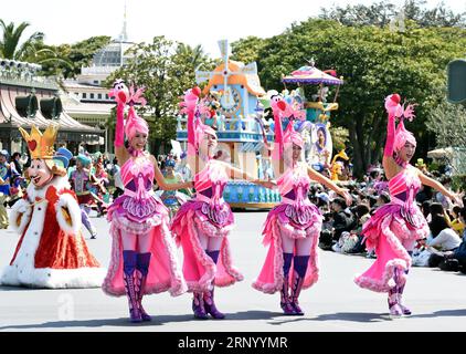 (180410) -- TOKYO, le 10 avril 2018 -- le Tokyo Disneyland organise une répétition pour la célébration du 35e anniversaire de son ouverture à Tokyo, Japon, le 10 avril 2018. Le Tokyo Disneyland a été ouvert le 15 avril 1983. ) (Ybg) JAPON-TOKYO DISNEY-35E ANNIVERSAIRE-RÉPÉTITION MaxPing PUBLICATIONxNOTxINxCHN Banque D'Images