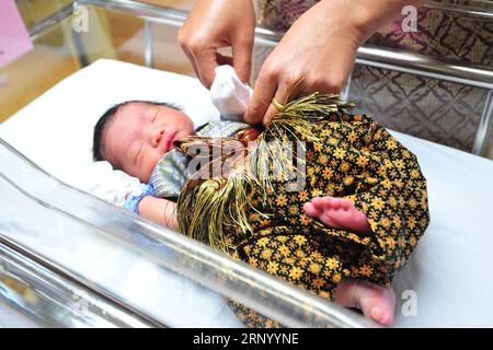 (180410) -- BANGKOK, le 10 avril 2018 -- Une infirmière prend soin d'un nouveau-né vêtu d'un costume traditionnel thaïlandais avant le prochain festival Songkran, le nouvel an thaïlandais, dans un hôpital de Bangkok, Thaïlande, en avril. 10, 2018.) (Zjl) THAÏLANDE-BANGKOK-SONGKRAN FESTIVAL RachenxSageamsak PUBLICATIONxNOTxINxCHN Banque D'Images