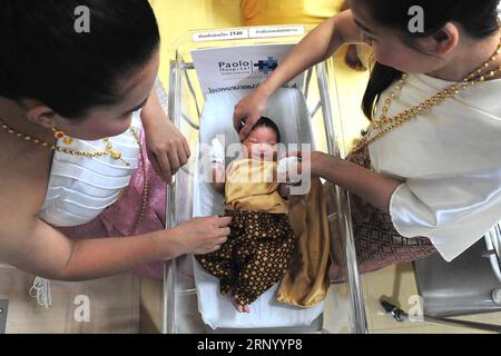 (180410) -- BANGKOK, 10 avril 2018 -- des infirmières prennent soin d'un nouveau-né vêtu d'un costume traditionnel thaïlandais avant le prochain festival Songkran, le nouvel an thaïlandais, dans un hôpital de Bangkok, Thaïlande, en avril. 10, 2018.) (Zjl) THAÏLANDE-BANGKOK-SONGKRAN FESTIVAL RachenxSageamsak PUBLICATIONxNOTxINxCHN Banque D'Images