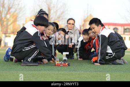 (180410) -- TANGSHAN, 10 avril 2018 -- des élèves testent un robot dans une école primaire du comté de Laoting, dans la province du Hebei, au nord de la Chine, le 10 avril 2018. Les robots sont introduits dans les programmes éducatifs extrascolaires de l'école. ) (Xzy) CHINA-HEBEI-EDUCATION-ROBOTS (CN) MuxYu PUBLICATIONxNOTxINxCHN Banque D'Images