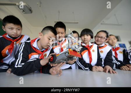 (180410) -- TANGSHAN, 10 avril 2018 -- des élèves pratiquent l'assemblage de robots dans une école primaire du comté de Laoting, dans la province du Hebei, au nord de la Chine, le 10 avril 2018. Les robots sont introduits dans les programmes éducatifs extrascolaires de l'école. ) (Xzy) CHINA-HEBEI-EDUCATION-ROBOTS (CN) MuxYu PUBLICATIONxNOTxINxCHN Banque D'Images