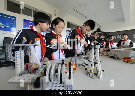 (180410) -- TANGSHAN, 10 avril 2018 -- des élèves pratiquent l'assemblage de robots dans une école primaire du comté de Laoting, dans la province du Hebei, au nord de la Chine, le 10 avril 2018. Les robots sont introduits dans les programmes éducatifs extrascolaires de l'école. ) (Xzy) CHINA-HEBEI-EDUCATION-ROBOTS (CN) MuxYu PUBLICATIONxNOTxINxCHN Banque D'Images