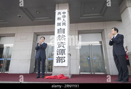 (180410) -- BEIJING, 10 avril 2018 -- le vice-premier ministre chinois Han Zheng (à gauche), également membre du Comité permanent du Bureau politique du Comité central du Parti communiste chinois, assiste à la cérémonie d'inauguration du nouveau ministère des Ressources naturelles et inspecte le ministère à Beijing, capitale de la Chine, le 10 avril 2018. (ZKR) CHINE-BEIJING-HAN ZHENG-MINISTÈRE DES RESSOURCES NATURELLES-INSPECTION(CN) DINGXHAITAO PUBLICATIONXNOTXINXCHN Banque D'Images