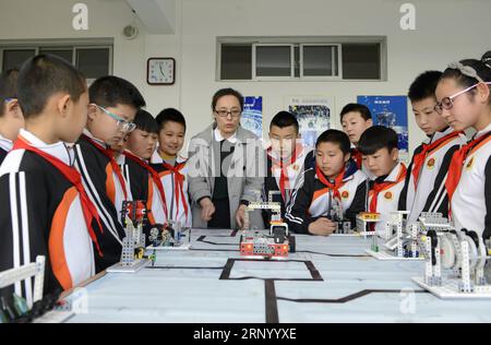 (180410) -- TANGSHAN, 10 avril 2018 -- des élèves pratiquent la compilation de robots pendant une classe dans une école primaire du comté de Laoting, province du Hebei, dans le nord de la Chine, le 10 avril 2018. Les robots sont introduits dans les programmes éducatifs extrascolaires de l'école. ) (Xzy) CHINA-HEBEI-EDUCATION-ROBOTS (CN) MuxYu PUBLICATIONxNOTxINxCHN Banque D'Images