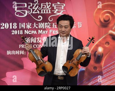 (180410) -- BEIJING, 10 avril 2018 -- l'artiste Lyu Siqing expose deux violons lors d'une conférence de presse pour le Festival du Centre national des arts de la scène (NCPA) du 2018 mai à Beijing, capitale de la Chine, le 10 avril 2018. Le festival de mai 2018 de la NCPA est prévu du 9-26 au 30 mai au Centre national des arts de la scène à Beijing. (Xzy) CHINA-BEIJING-2018 NCPA MAY FESTIVAL (CN) LuoxXiaoguang PUBLICATIONxNOTxINxCHN Banque D'Images