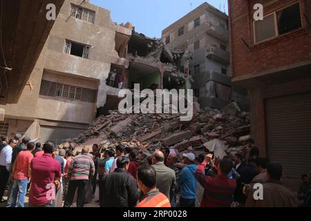 Gebäudeeinsturz à Gizeh (180410) -- LE CAIRE, LE 10 avril 2018 -- les gens se rassemblent près du site de l'effondrement du bâtiment à Gizeh, en Égypte, le 10 avril 2018. Un bâtiment s'est effondré à Gizeh mardi, causant des blessures à quatre personnes. (Zjl) EGYPT-GIZEH-BUILDING COLLAPSE AhmedxGomaa PUBLICATIONxNOTxINxCHN Banque D'Images