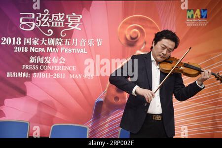 (180410) -- BEIJING, 10 avril 2018 -- l'artiste Lyu Siqing joue du violon lors d'une conférence de presse pour le Festival du Centre national des arts de la scène (NCPA) du 2018 mai à Beijing, capitale de la Chine, le 10 avril 2018. Le festival de mai 2018 de la NCPA est prévu du 9-26 au 30 mai au Centre national des arts de la scène à Beijing. (Xzy) CHINA-BEIJING-2018 NCPA MAY FESTIVAL (CN) LuoxXiaoguang PUBLICATIONxNOTxINxCHN Banque D'Images