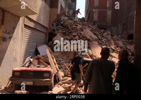 Gebäudeeinsturz à Gizeh (180410) -- LE CAIRE, LE 10 avril 2018 -- les gens se rassemblent près du site de l'effondrement du bâtiment à Gizeh, en Égypte, le 10 avril 2018. Un bâtiment s'est effondré à Gizeh mardi, causant des blessures à quatre personnes. (Zjl) EGYPT-GIZEH-BUILDING COLLAPSE AhmedxGomaa PUBLICATIONxNOTxINxCHN Banque D'Images