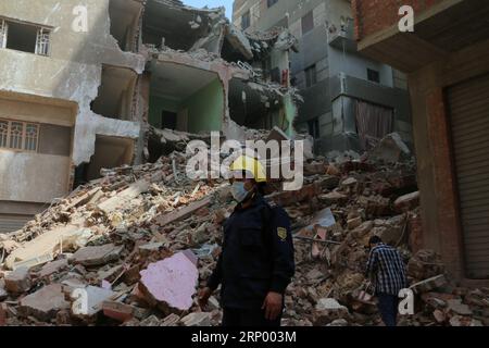 Gebäudeeinsturz à Gizeh (180410) -- LE CAIRE, LE 10 avril 2018 -- Un sauveteur travaille sur le site de l'effondrement de Gizeh, en Égypte, le 10 avril 2018. Un bâtiment s'est effondré à Gizeh mardi, causant des blessures à quatre personnes. (Zjl) EGYPT-GIZEH-BUILDING COLLAPSE AhmedxGomaa PUBLICATIONxNOTxINxCHN Banque D'Images