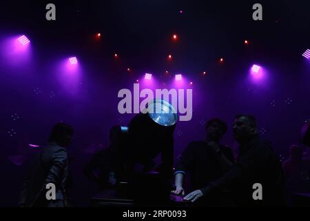 (180410) -- FRANCFORT, le 10 avril 2018 -- une photo prise le 10 avril 2018 montre des équipements d'éclairage au salon Prolight + Sound, un salon international de la technologie événementielle et médiatique, à Francfort, en Allemagne. Prolight + Sound, qui s'est tenu ici du 10 au 13 avril, présente un aperçu complet des technologies et des services pour le divertissement, les systèmes intégrés et la création. ) ALLEMAGNE-FRANCFORT-SALON INTERNATIONAL-ÉVÉNEMENT ET TECHNOLOGIE DES MÉDIAS-PROLIGHT + SON LUOXHUANHUAN PUBLICATIONXNOTXINXCHN Banque D'Images