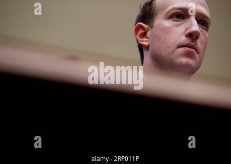 (180411) -- WASHINGTON, 11 avril 2018 -- Mark Zuckerberg, PDG de Facebook, témoigne devant le Comité de l'énergie et du commerce de la Chambre des représentants sur Capitol Hill à Washington D.C., aux États-Unis, le 11 avril 2018.) U.S.-WASHINGTON D.C.-FACEBOOK-ZUCKERBERG-HEARING TINGXSHEN PUBLICATIONXNOTXINXCHN Banque D'Images