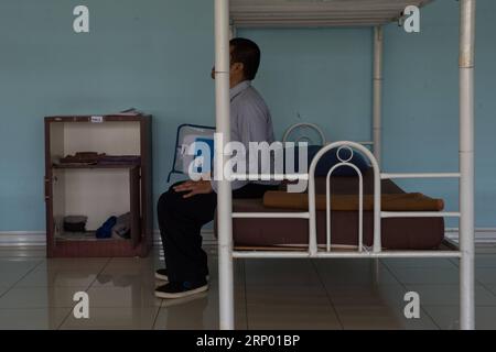 (180412) -- BOGOR, le 12 avril 2018 -- Un résident (patients en réadaptation) pose sur son lit dans le dortoir de la communauté thérapeutique pendant sa réadaptation pour addiction aux stupéfiants à l'Agence centrale pour la réadaptation de l'Agence nationale des stupéfiants, Lido, province de Java Ouest, le 12 avril 2018. L agence est l une des installations gratuites offertes par le gouvernement aux personnes qui veulent être réhabilitées de leur dépendance aux stupéfiants. L ' organisme a réhabilité 6 260 toxicomanes de toutes les régions de l ' Indonésie entre 2012 et 2017. (YBG) CENTRE DE RÉADAPTATION INDONÉSIE-BOGOR-NARCOTICA Banque D'Images