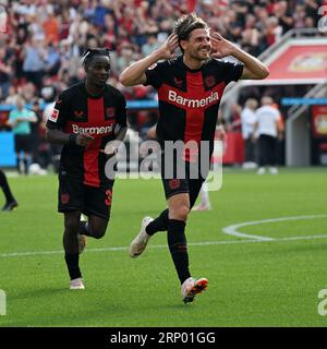 Leverkusen, Allemagne. 2 septembre 2023. Jonas Hofmann (à droite) de Bayer 04 Leverkusen célèbre le pointage lors du match de 3e tour de la bundesliga de première division entre Bayer 04 Leverkusen et SV Darmstadt 98 à Leverkusen, Allemagne, le 2 septembre 2023. Crédit : Ulrich Hufnagel/Xinhua/Alamy Live News Banque D'Images