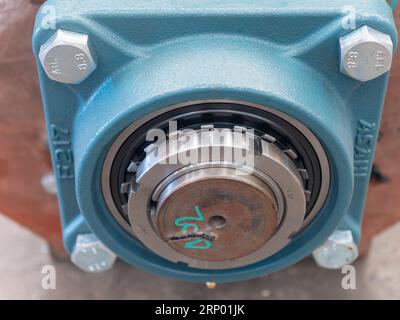 Roulement à billes avec carter et extrémité de l'arbre d'entraînement visibles. Banque D'Images