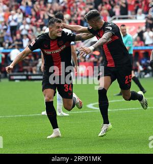 Leverkusen, Allemagne. 2 septembre 2023. Exequiel Alejandro Palacios (à droite) de Bayer 04 Leverkusen célèbre les buts lors du match de 3e tour de la bundesliga de première division entre Bayer 04 Leverkusen et SV Darmstadt 98 à Leverkusen Allemagne, le 2 septembre 2023. Crédit : Ulrich Hufnagel/Xinhua/Alamy Live News Banque D'Images