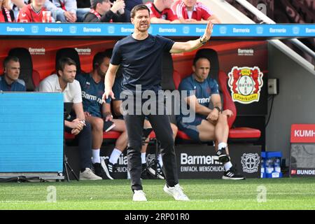 Leverkusen, Allemagne. 2 septembre 2023. Xabier Alonso, entraîneur principal du Bayer 04 Leverkusen, enseigne lors du match de 3e tour de la bundesliga de première division entre le Bayer 04 Leverkusen et le SV Darmstadt 98 à Leverkusen, Allemagne, le 2 septembre 2023. Crédit : Ulrich Hufnagel/Xinhua/Alamy Live News Banque D'Images