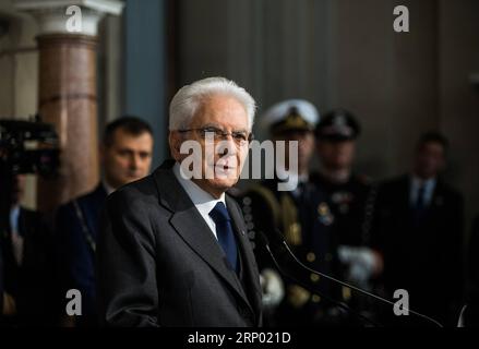 (180413) -- ROME, le 13 avril 2018 -- le président italien Sergio Mattarella s'adresse aux médias à l'issue de la deuxième journée de consultations au Palais Quirinal à Rome, capitale de l'Italie, le 13 avril 2018. Le deuxième cycle de pourparlers pour former un gouvernement national n'a pas réussi à produire une majorité viable, a déclaré vendredi au pays le président italien Sergio Mattarella dans une déclaration en direct. )(yk) ITALIE-ROME-POURPARLERS SUR LA FORMATION DU GOUVERNEMENT-DEUXIÈME TOUR JinxYu PUBLICATIONxNOTxINxCHN Banque D'Images