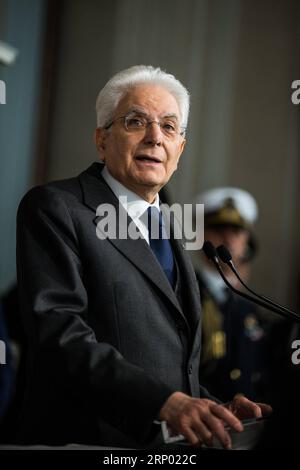 (180413) -- ROME, le 13 avril 2018 -- le président italien Sergio Mattarella s'adresse aux médias à l'issue de la deuxième journée de consultations au Palais Quirinal à Rome, capitale de l'Italie, le 13 avril 2018. Le deuxième cycle de pourparlers pour former un gouvernement national n'a pas réussi à produire une majorité viable, a déclaré vendredi au pays le président italien Sergio Mattarella dans une déclaration en direct. )(yk) ITALIE-ROME-POURPARLERS SUR LA FORMATION DU GOUVERNEMENT-DEUXIÈME TOUR JinxYu PUBLICATIONxNOTxINxCHN Banque D'Images