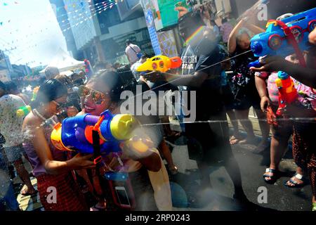 (180413) -- BANGKOK, 13 avril 2018 -- des gens prennent part à des batailles de fusils à eau lors des célébrations du festival Songkran, festival traditionnel du nouvel an de Thaïlande, dans le quartier commerçant Siam de Bangkok, Thaïlande, le 13 avril 2018.) (Zjl) THAÏLANDE-BANGKOK-SONGKRAN FESTIVAL RachenxSageamsak PUBLICATIONxNOTxINxCHN Banque D'Images